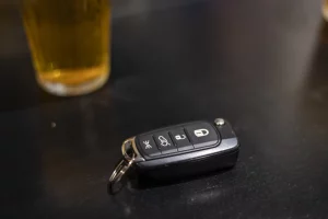 kluczyki samochodowe i napój alkoholowy